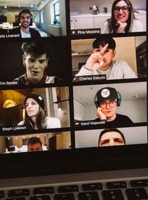 Zoom dodaje SZALONE opcje: zmień kolor ust, wygląd brwi lub dodaj sobie zarost!