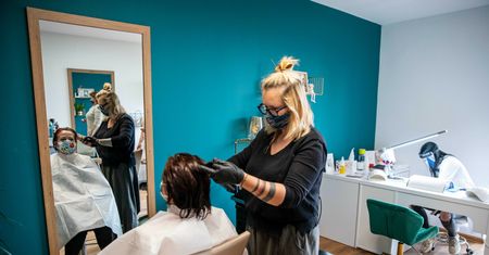 Nowe obostrzenia wchodzą w życie. Kwestia salonów fryzjerskich i kosmetycznych przesądzona