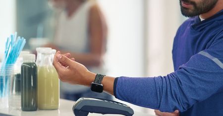 Fitbit Pay już dostępne w Polsce - płać zegarkiem lub opaską
