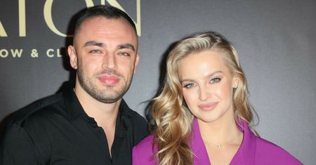 Karolina Pisarek cała w fioletach. W dłoni torebka za 20 tys. zł