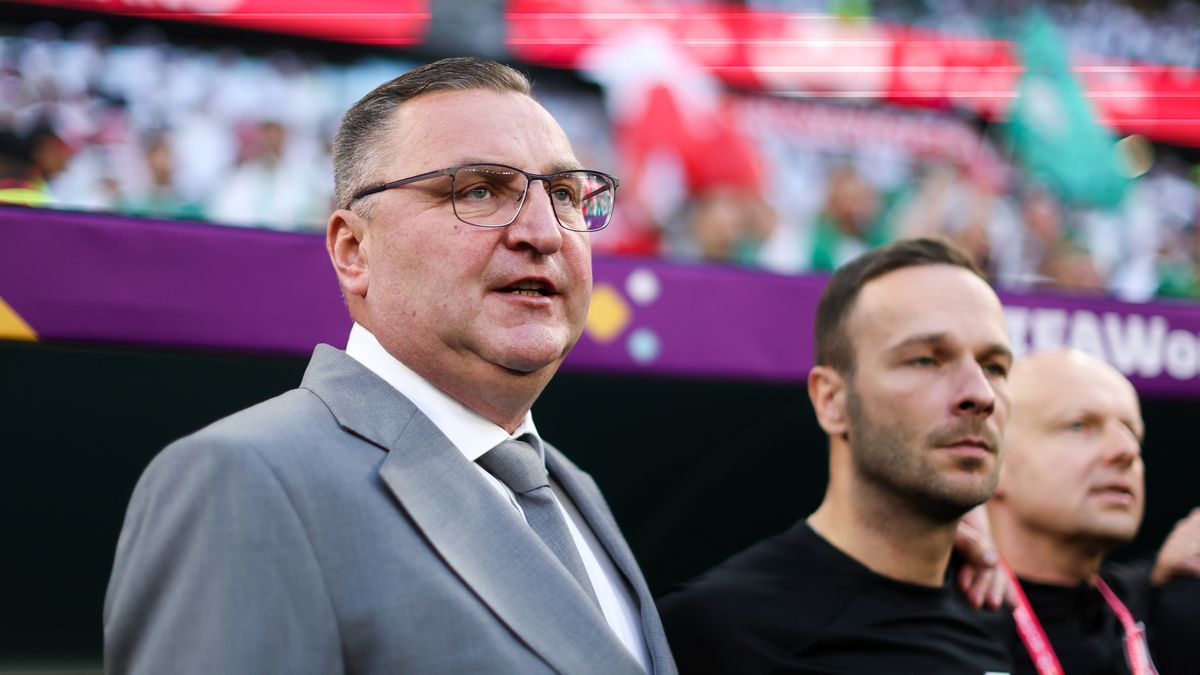 AL RAYYAN, QATAR - NOVEMBER 26: Czeslaw Michniewicz coach of Poland looks on during the FIFA World Cup Qatar 2022 Group C match between Poland and Saudi Arabia at Education City Stadium on November 26, 2022 in Al Rayyan, Qatar. (Photo by Zhizhao Wu/Getty Images)