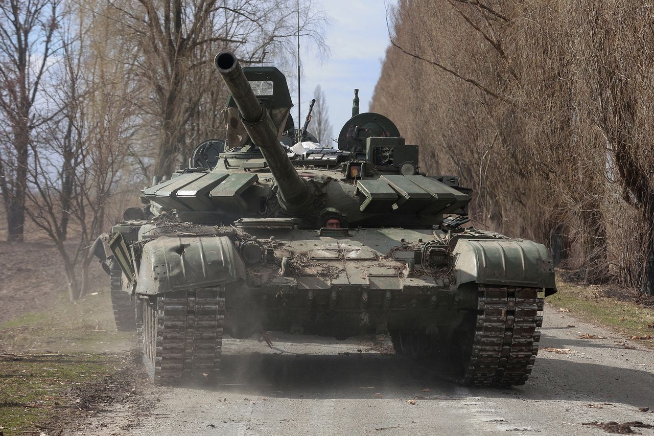 Przejęty przez Ukraińców rosyjski czołg T-72.