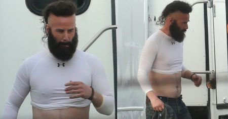 Zarośnięty Keanu Reeves wietrzy brzuch na planie nowego filmu (FOTO)