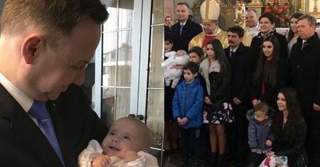 Andrzej Duda pojechał na chrzciny SZESNASTEGO DZIECKA rodziny z Małopolski. "Program 500+ stał się PRAWDZIWYM BŁOGOSŁAWIEŃSTWEM"