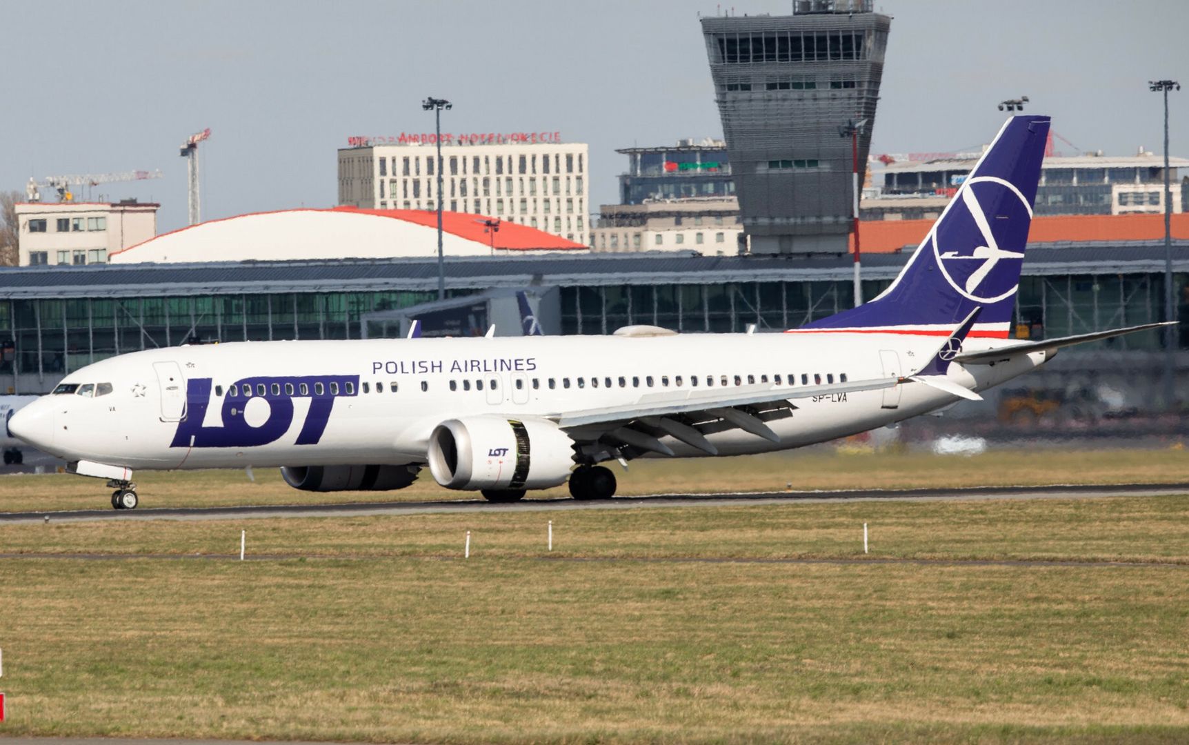 Niecodzienna sytuacja na Okęciu. W samolot uderzył piorun