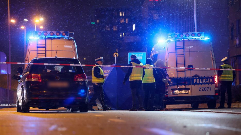 Warszawa, 18.11.2022. Miejsce wypadku na warszawskim Mokotowie, 18 bm. Kierowca opla śmiertelnie potrącił pieszą na ulicy Cybernetyki. Według wstępnych ustaleń policji kierowca był trzeźwy. (mr) PAP/Leszek Szymański ***Zdjęcie do depeszy PAP pt. Warszawa/ Zginęła piesza potrącona przez samochód***