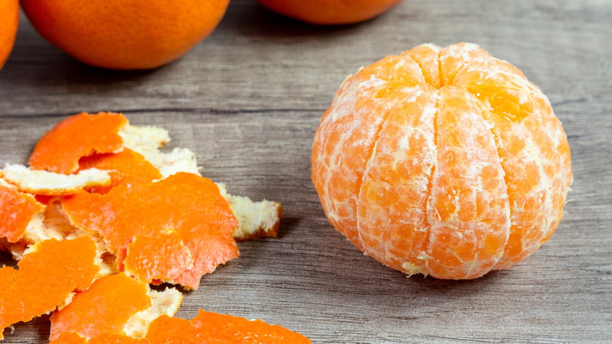 Mandarynki najlepiej obierać po ich odpowiednim umyciu