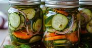 Kroję na plasterki, upycham w słoikach i zalewam. Przepis na sałatkę szwedzką jest w mojej rodzinie od lat