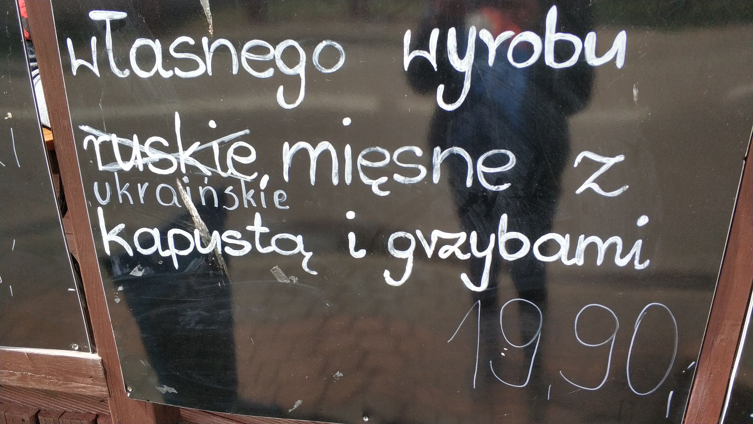 Tablica, na której przekreślono przy pierogach "ruskie" i zmieniono na "ukraińskie"