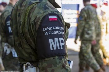 20-letni żołnierz skakał po autach. Był pijany