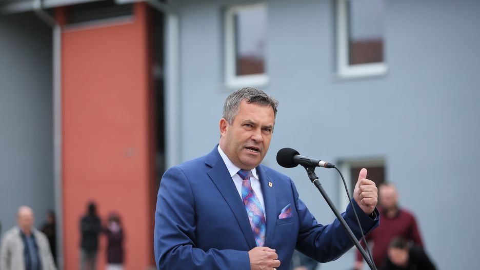 Adam Pawlicki
Jarocin, 22.06.2020. Burmistrz Jarocina Adam Pawlicki, 22 bm. w Jarocinie, podczas briefingu prasowego w zwi�zku z oddaniem 108 mieszka� wybudowanych na terenie gminy w ramach rz�dowego programu "Mieszkanie Plus". (tw/amb) PAP/Tomasz Wojtasik
Tomasz Wojtasik
Adam Pawlicki, jarocin  jarocinie, MIESZKANIA, Mieszkanie +, Mieszkanie Plus, Mieszkanie+, mieszka�, PODSUMOWANIE