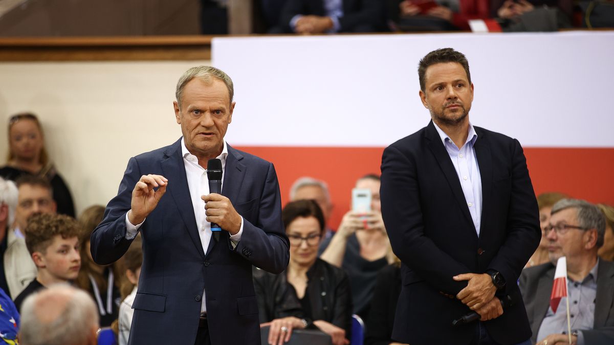 Kraków, 15.05.2023. Szef Platformy Obywatelskiej Donald Tusk (L) i prezydent Warszawy Rafał Trzaskowski (P) podczas kolejnej odsłony akcji �Tu jest przyszłość� w hali Wisły w Krakowie, 15 bm. (sko) PAP/Łukasz Gągulski