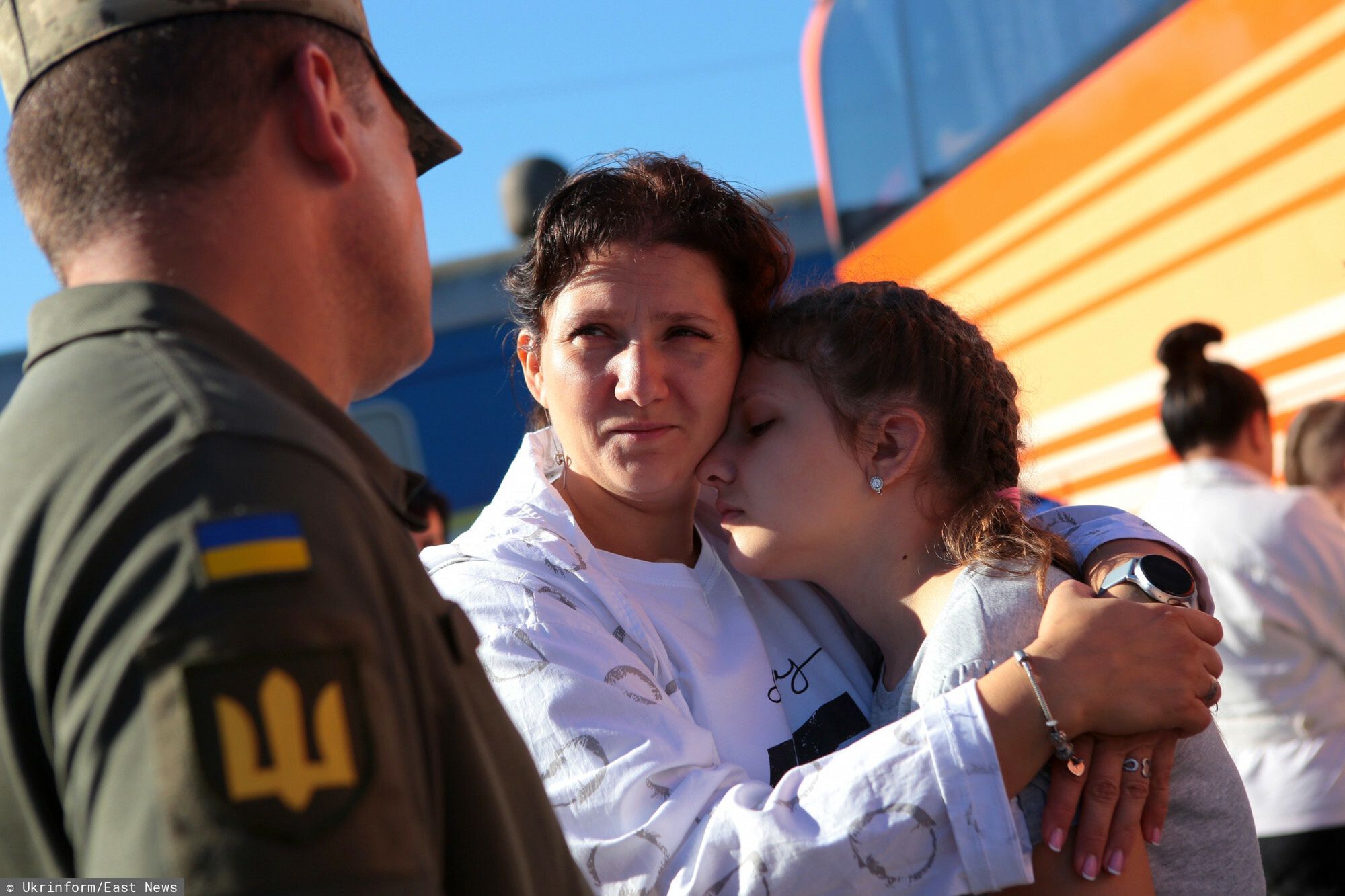 Dzieci z Ukrainy jad? na wakacje do FrancjiLVIV, UKRAINE - AUGUST 4, 2022 - A woman hugs a girl at the Lviv railway station as one hundred children of internally displaced persons and service personnel are set to depart for France on vacation, Lviv, western Ukraine. This photo cannot be distributed in the Russian Federation.Alona_Nikolaievych