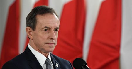 Tacy to pożyją! Senat kupuje trzy cysterny paliwa do aut
