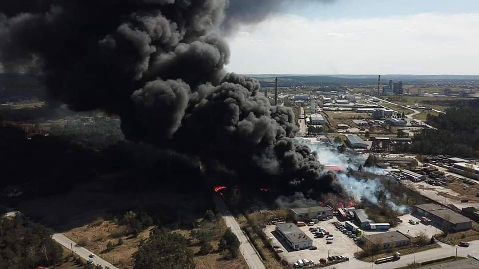 Ogromny pożar w Nowinach. Ostrzeżenia przed skażeniem w Kielcach. "Słychać wybuchy"