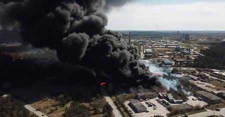 Ogromny pożar w Nowinach. Ostrzeżenia przed skażeniem w Kielcach. "Słychać wybuchy"