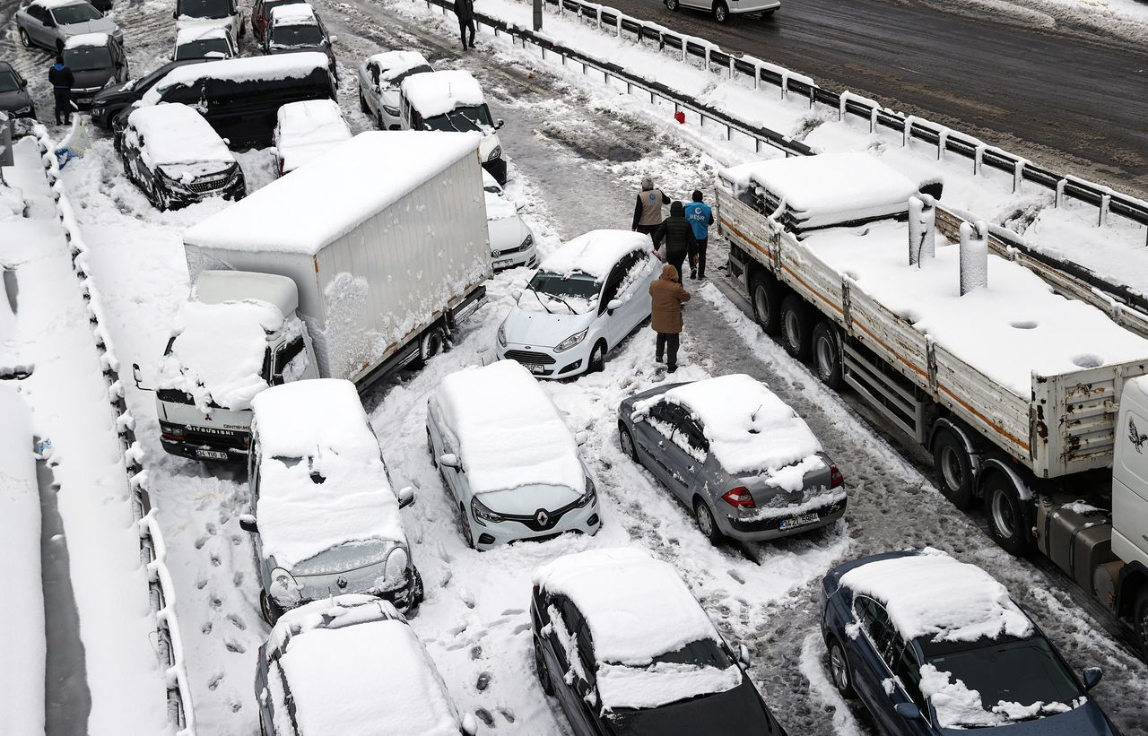 Turcja walczy ze śniegiem. Stambuł sparaliżowany