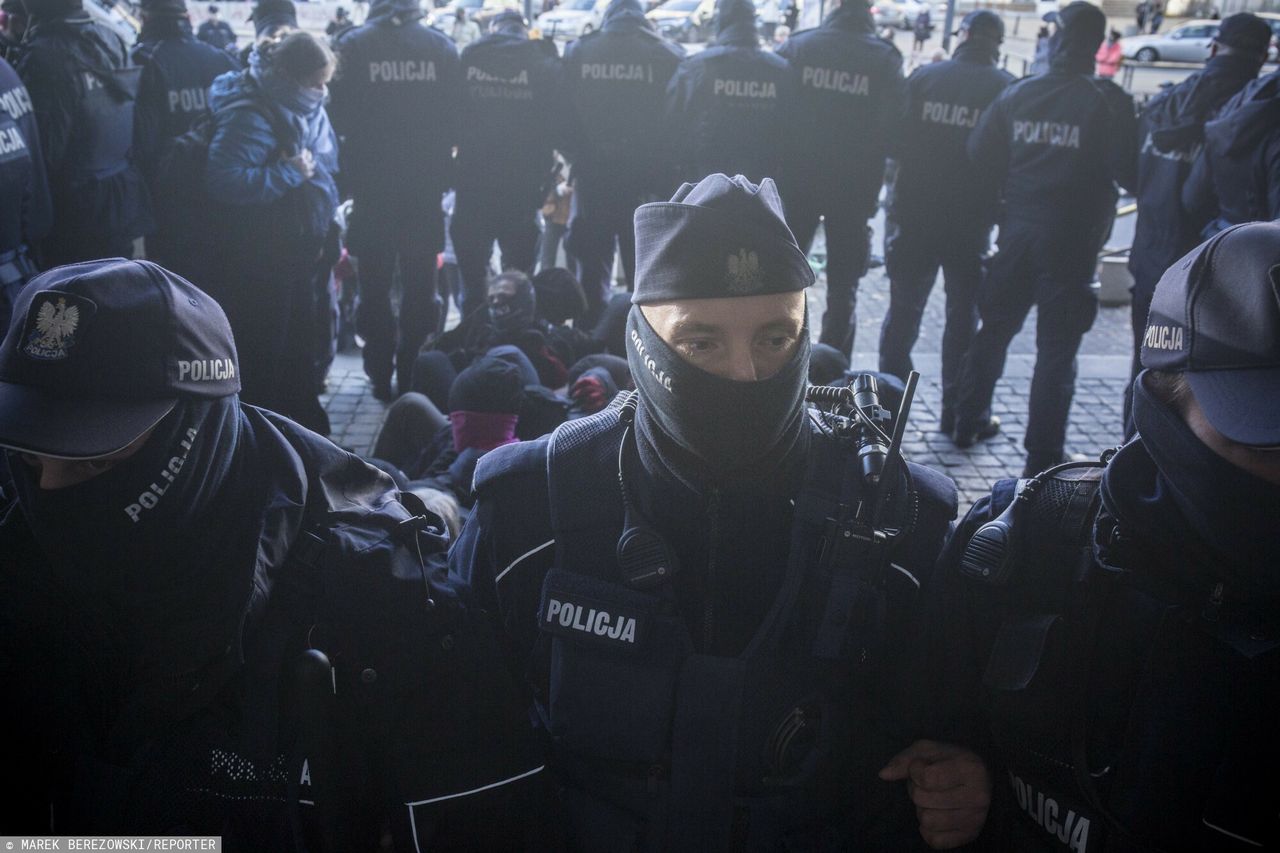 Zamieszanie po decyzji szefa policji. Nie będą anonimowi. "Prywatność zagwarantowana"