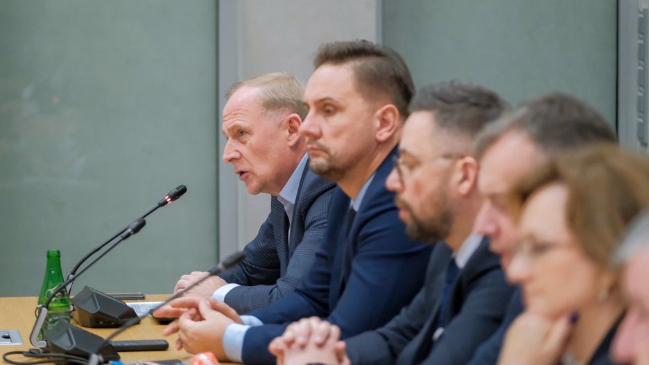 Wiceprzewodniczący komisji, poseł KO Czesław Mroczek oraz poseł Lewicy Paweł Krutul podczas posiedzenia sejmowej komisji obrony narodowej w Sejmie 