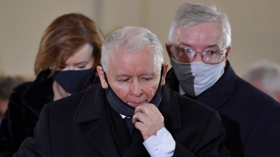 Po mszy Jarosław Kaczyński miał kilkunastominutowe przemówienie. Prezes PiS przemawiał na ołtarzu, bez maseczki.