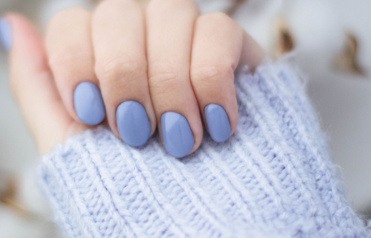 Pożegnaj klasyczny french. Baby blue nails to wiosenny przebój