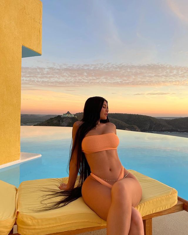 Kylie Jenner pozuje w mikroskopijnym bikini
