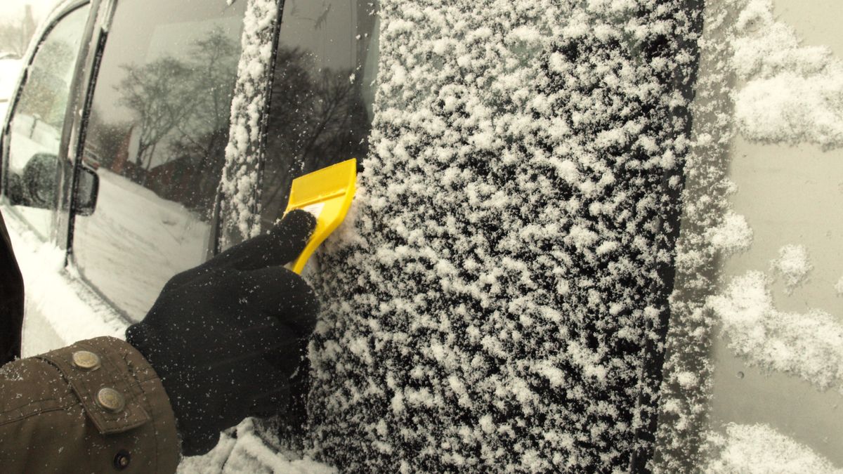 Czy za "skrobanie" szyb samochodowych grozi mandat?