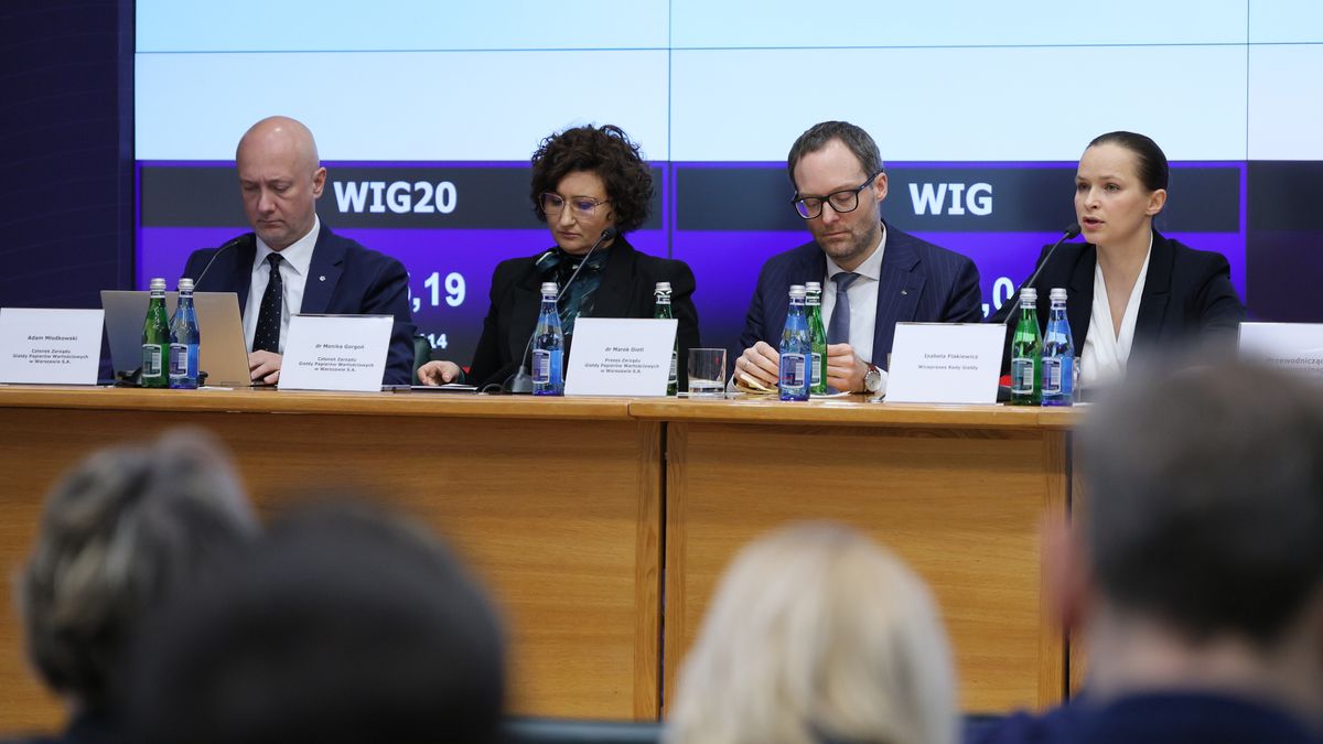 Warszawa, 05.02.2024. Prezes zarządu GPW Marek Dietl (2P), wiceprezes Rady Giełdy Izabela Flakiewicz (P) oraz członkowie zarządu GPW Adam Młodkowski (L) i Monika Gorgoń (2L) podczas Nadzwyczajnego Walnego Zgromadzenia Giełdy Papierów Wartościowych w Warszawie S.A., 5 bm. w stołecznej siedzibie GPW. (jm) PAP/Paweł Supernak