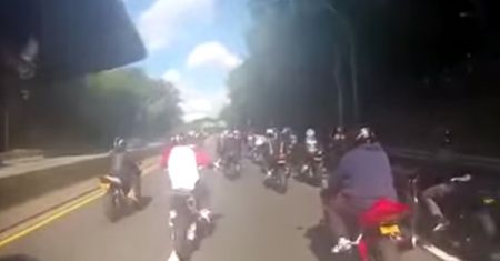 Banda motocyklistów goni kierowcę Range Rovera