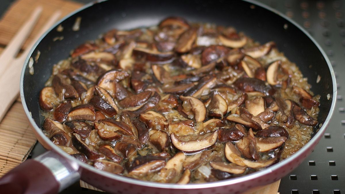 Dodaj do smażących się pieczarek. Będą smakować jak grzyby prosto z lasu