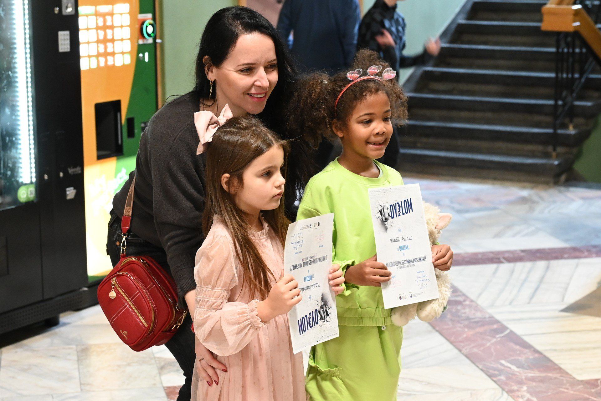 31. Międzynarodowy Festiwal Piosenkarzy w Wojewódzkim Domu Kultury w Kielcach. Młodzi artyści chętnie pozowali do zdjęć.