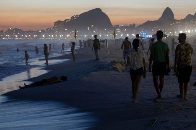 Brazylijczycy szturmują plaże nocą. Za dnia jest zbyt gorąco