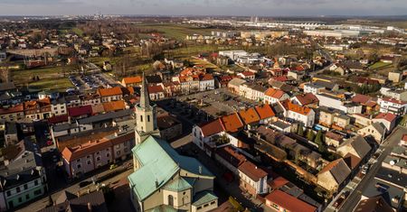 Miasto miłości w Polsce. Wierni chodzą dookoła ołtarza na kolanach
