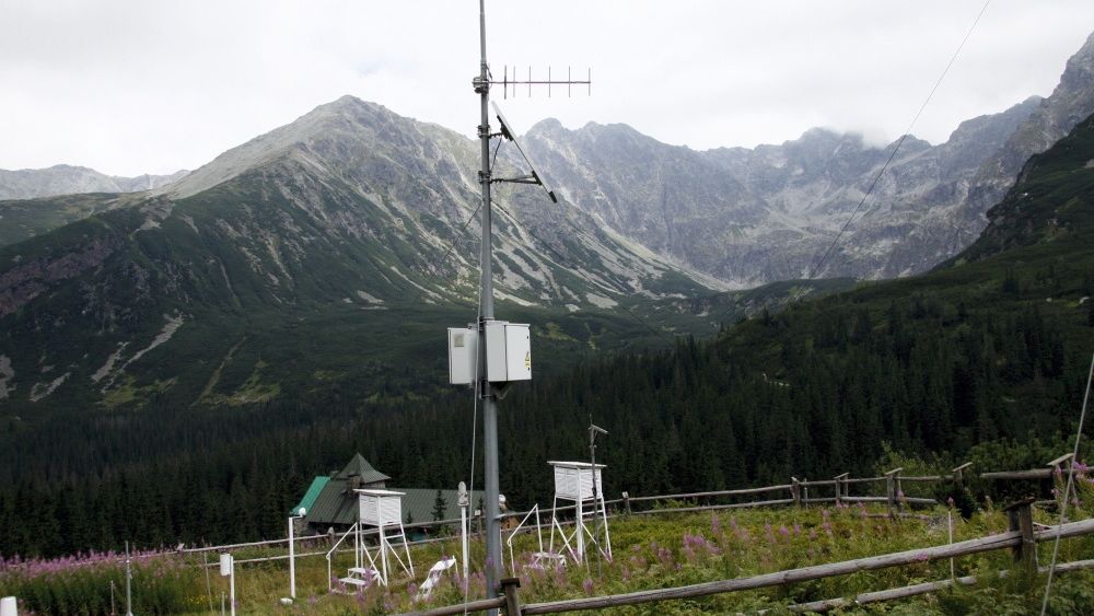 Stacja meteorologiczna w Dolinie G�sienicowej w Tatrach
Dolina G�sienicowa, 18.08.2010. Stacja meteorologiczna Polskiej Akademii Nauk w Dolinie G�sienicowej w Tatrach, 18 bm. PAP/Lech Muszy�ski
Lech Muszy�ski
atrakcja, Dolina G�sienicowa, meteorologiczna, PAN, stacja, Tatry, Tatrza�ski Park Narodowy, TPN, turystyka, wypoczynek, meteorologia, pogoda, g�ry, odpoczynek, podr�, podr�e, zwiedzanie, urlop
