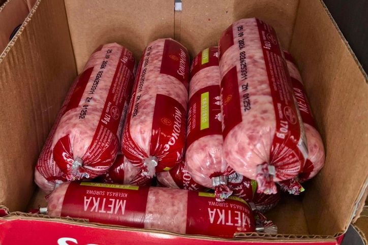 Metka cebulowa znajduje się w Biedronce w witrynie chłodniczej