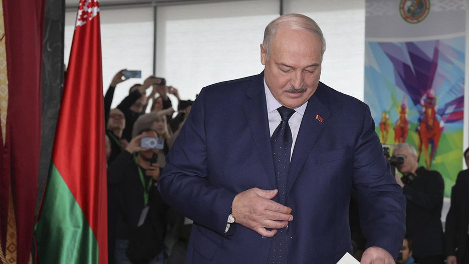 Presidential elections in Belarus
epa11853849 A handout photo provided by the Belarusian President's press service shows President Alexander Lukashenko casting his ballot during the presidential elections at a polling station in Minsk, Belarus, 26 January 2025.  EPA/BELARUS PRESIDENT PRESS-SERVICE/HANDOUT HANDOUT HANDOUT EDITORIAL USE ONLY/NO SALESHANDOUT EDITORIAL USE ONLY/NO SALES 
Dostawca: PAP/EPA.
BELARUS PRESIDENT PRESS-SERVICE/HANDOUT HANDOUT
voting, box, flags, suits, elections