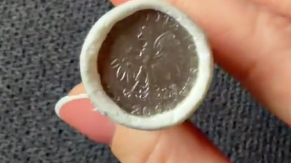 Zadziwiła się na widok rulonu bilonu.