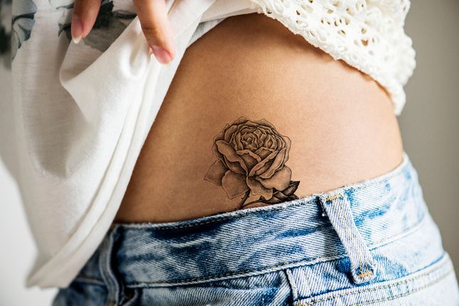 Małe tatuaże z różami wyglądają bardzo kobieco