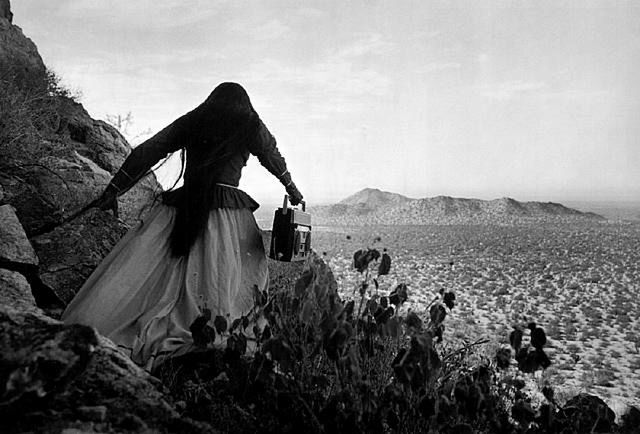 "Kobieta - Anioł" - Indianka Seri na pustyni Sonora © Graciela Iturbide