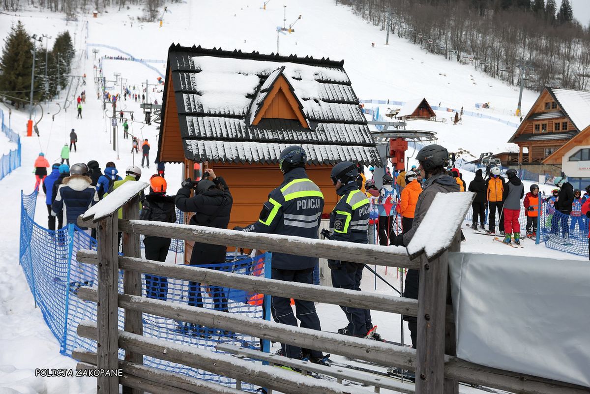 Policjanci na stoku kontrolują turystów