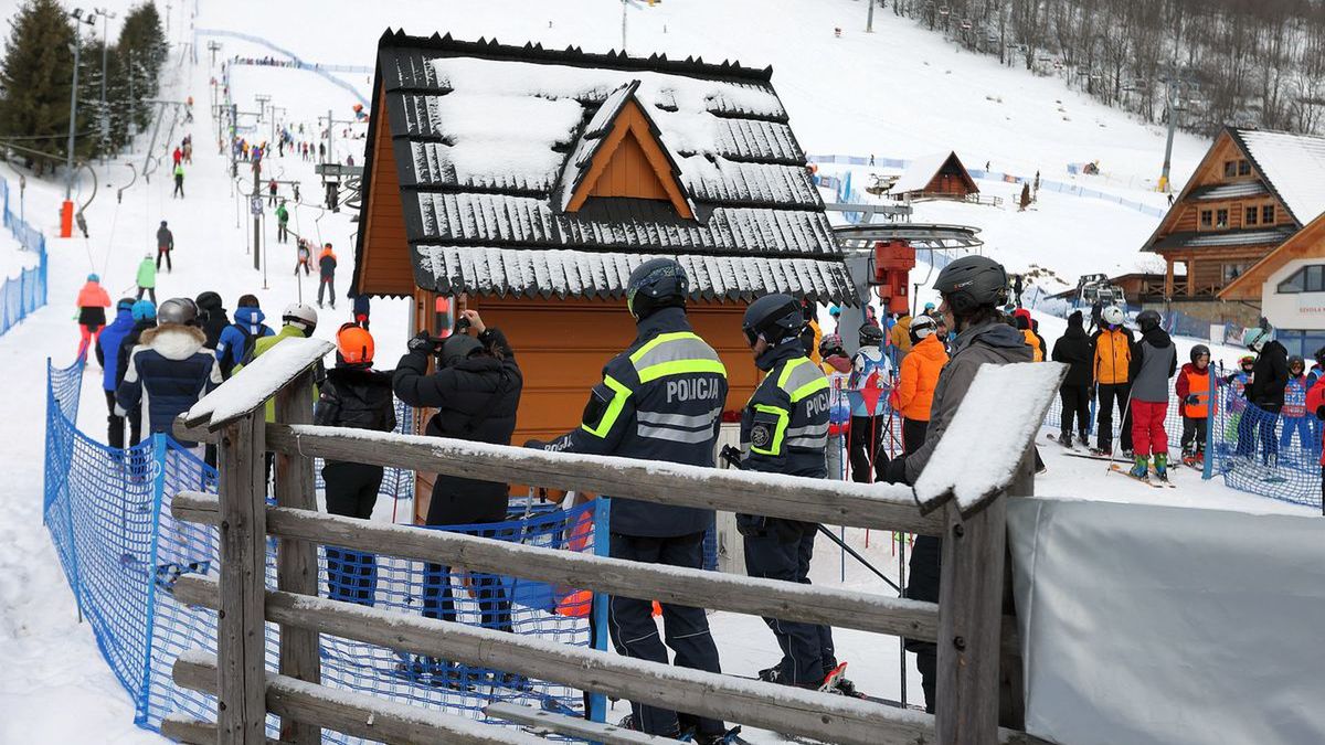 Policjanci na stoku kontrolują turystów