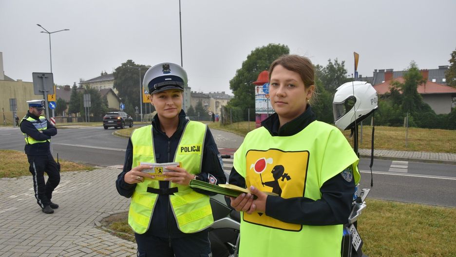 Akcja &#34;Zwalniam przed szkołą&#34; została zainaugurowana w poniedziałkowy poranek na ul. ks. Sitki w Tarnowie
