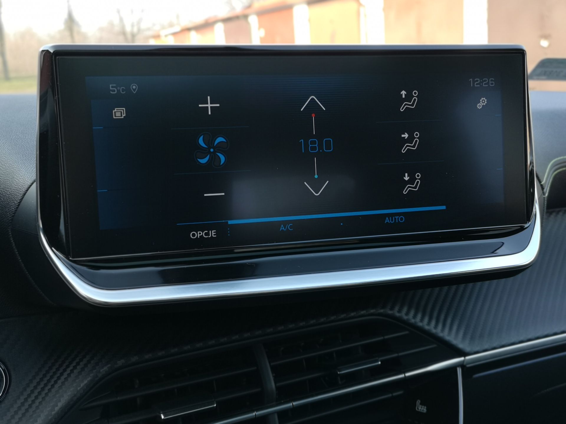 Peugeot 208 GT Line: wirtualne zegary 3D oraz obsługa systemu 17