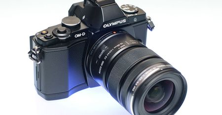 Dlaczego Olympus OM-D E-M5 to najlepszy aparat Mikro Cztery Trzecie?