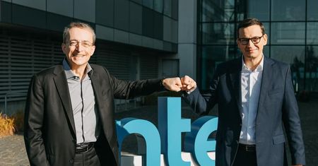 Morawiecki odwiedził Gdańsk. Na miejscu "zbił żółwika" z szefem Intela