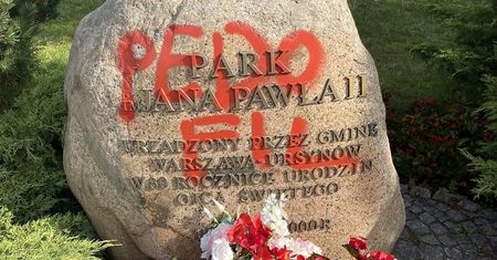 Głaz Jana Pawła II zdewastowany. Radny PiS reaguje