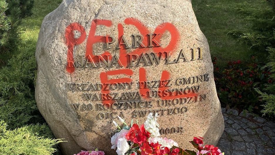 Głaz Jana Pawła II zdewastowany. Radny PiS reaguje