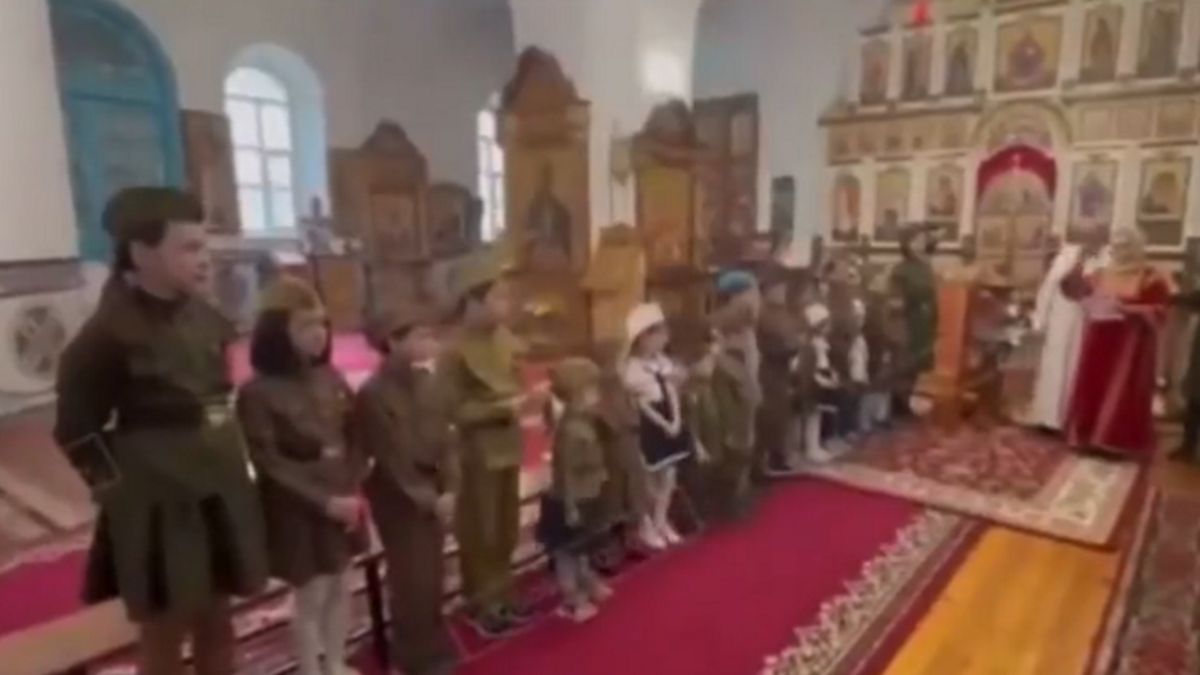Dzieci były ubrane w mundury