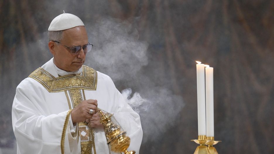 epaselect epa12086220 A handout picture provided by the Vatican Media shows Pope Leo XIV celebrating Mass with the Cardinal electors in the Sistine Chapel in Vatican City, 09 May 2025. EPA/VATICAN MEDIA HANDOUT HANDOUT EDITORIAL USE ONLY/NO SALES Dostawca: PAP/EPA.
