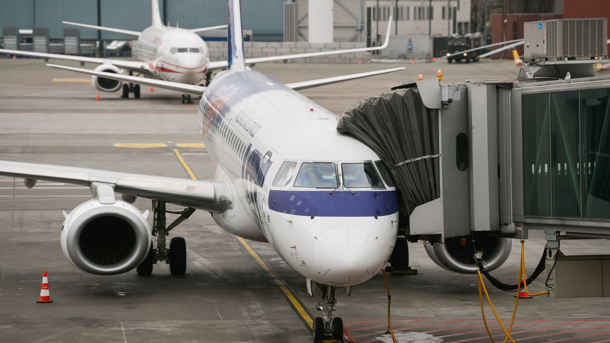 Co zrobić, gdy nagle odwołano lub opóźniono nam lot? Warto znać swoje prawa